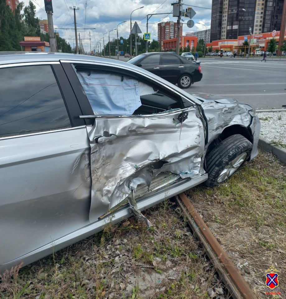 Под Волгоградом столкнулись карета скорой помощи и автомобиль Toyota